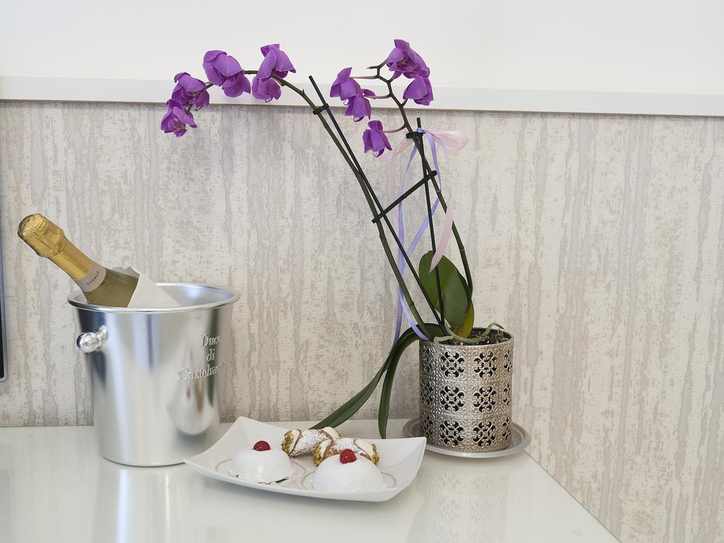 La Dimora Del Marchese Bed & Breakfast คาตาเนีย ภายนอก รูปภาพ